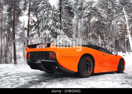 Kiev, Ucraina - 3 gennaio 2013: Jaguar XJ220 nella foresta invernale. Esclusivo Hypercar Foto Stock