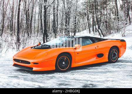 Kiev, Ucraina - 3 gennaio 2013: Jaguar XJ220 nella foresta invernale. Esclusivo Hypercar Foto Stock