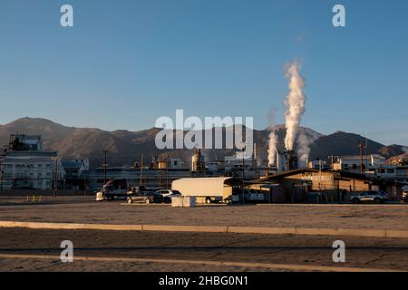 TRONA, CA è una piccola città nel deserto di Mojave con un grande impianto di produzione di minerali che fa l'odore di aria come uova marciume. Foto Stock