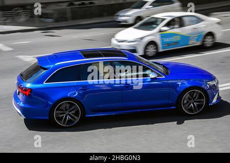 Kiev, Ucraina - 19 giugno 2021: Auto blurred. AUTO FUORI FUOCO. Blu Audi RS6 Avant in movimento Foto Stock