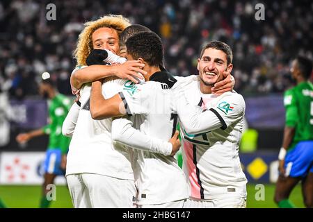 Valenciennes, Francia. 19th Dic 2021. Kylian MBAPPE di PSG festeggia il suo obiettivo con Marco VERRATTI di PSG e Xavi SIMONS di PSG durante il round della Coppa di Francia del 32 partita di calcio tra Feignies Aulnoy e Paris Saint-Germain (PSG) il 19 dicembre 2021 allo Stade du Hainaut di Valenciennes, Francia - Foto: Matthieu Mirville/DPPI/LiveMedia Credit: Agenzia fotografica indipendente/Alamy Live News Foto Stock