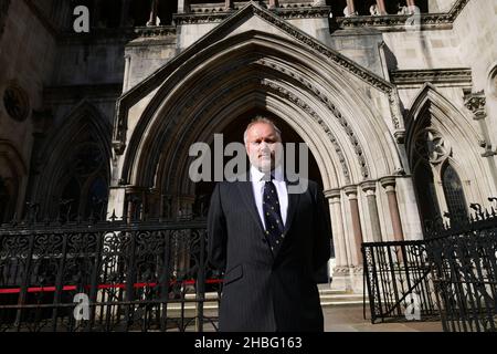 File fotod 09/03/21 di ex poliziotto Harry Miller fuori dalla Corte reale di Giustizia, Londra. La Corte d'appello deve pronunciarsi su una contestazione alla guida della polizia per "incidenti di odio" dopo che l'ex funzionario ha dichiarato che interferisce illegalmente con il diritto alla libertà di espressione. Il signor Miller, che si definisce "critico di genere”, è stato visitato al lavoro da un funzionario della polizia di Humberside nel gennaio 2019 per tweet presumibilmente 'transfobici'. Data di emissione: Lunedì 20 dicembre 2021. Foto Stock