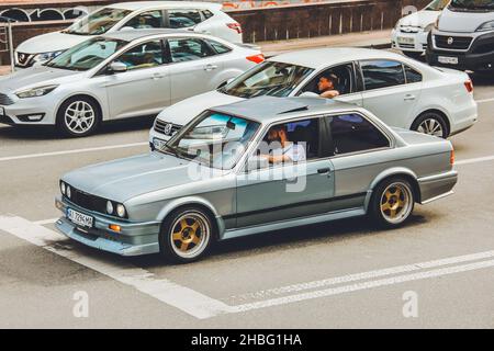 Kiev, Ucraina - 12 giugno 2021: BMW Serie 3 (E30) sulla strada Foto Stock