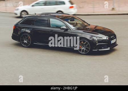 Kiev, Ucraina - 12 giugno 2021: Nero Audi RS6 Avant in movimento Foto Stock