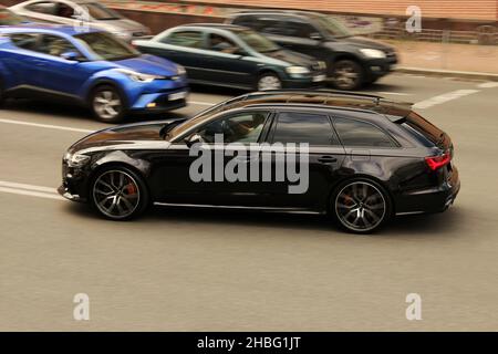 Kiev, Ucraina - 12 giugno 2021: Nero Audi RS6 Avant in movimento Foto Stock