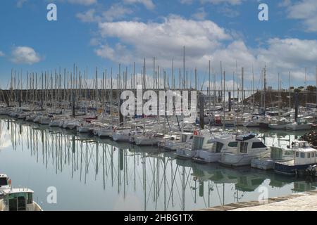 File di barche da diporto e yacht ormeggiati in un porticciolo Foto Stock