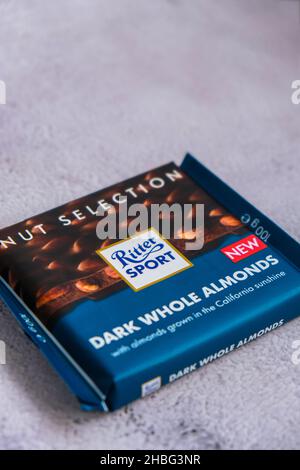 Kiev Ucraina - Ottobre 2021 SAPORE DI MANDORLE INTERE SCURE. Selezione di noci Chocolate Ritter Sport bar cioccolato tedesco, gusti diversi. Quadrato Foto Stock