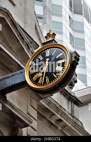 Orologio nero e oro in città Foto Stock