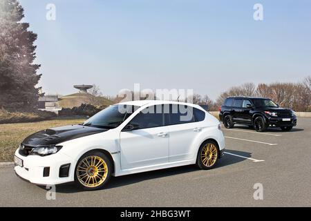 Kiev, Ucraina - 25 marzo 2015: Subaru Impreza WRX STI e Toyota Land Cruiser 200 in città Foto Stock