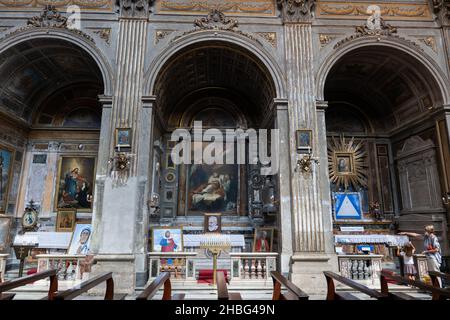 Roma, Italia, Santi Vincenzo e Anastasio a Trevi (Santi Vincenzo e Anastasio a Trevi) interno barocco della chiesa, cappelle laterali Foto Stock