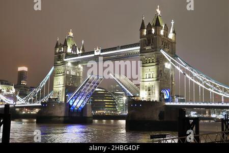 Ponte della torre sollevato di notte Foto Stock