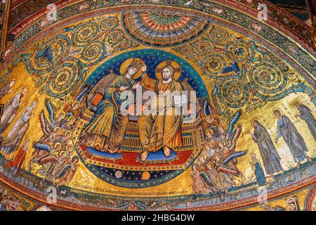 Roma, Italia, Basilica di Santa Maria maggiore (Basilica di Santa Maria maggiore) interno, mosaico absidale l'incoronazione della Vergine dal 1295 da Jacopo a. Foto Stock