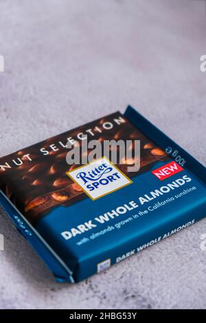 Kiev Ucraina - Ottobre 2021 SAPORE DI MANDORLE INTERE SCURE. Selezione di noci Chocolate Ritter Sport bar cioccolato tedesco, gusti diversi. Quadrato Foto Stock