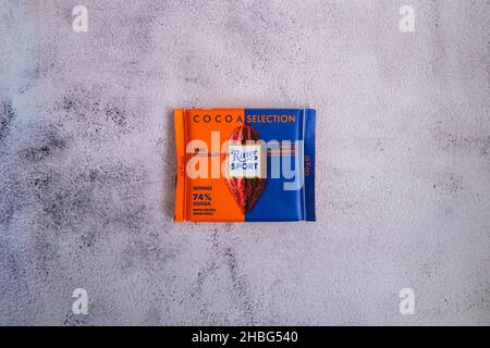 Kiev Ucraina - Ottobre 2021 SELEZIONE DI CACAO gusto. Dark Natural Chocolate Ritter Sport bar cioccolato tedesco, gusti diversi. Cioccolato quadrato Foto Stock