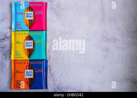 Kiev Ucraina - Ottobre 2021 SELEZIONE DI CACAO gusto. Dark Natural Chocolate Ritter Sport bar cioccolato tedesco, gusti diversi. Cioccolato quadrato Foto Stock