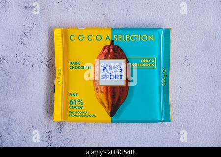 Kiev Ucraina - Ottobre 2021 SELEZIONE DI CACAO gusto. Dark Natural Chocolate Ritter Sport bar cioccolato tedesco, gusti diversi. Cioccolato quadrato Foto Stock