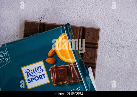 Kiev Ucraina - Ottobre 2021 mandorla scura e sapore d'arancia. Chocolate Ritter Sport bar cioccolato tedesco, sapori diversi. Bar di cioccolato quadrato prodotto da Foto Stock