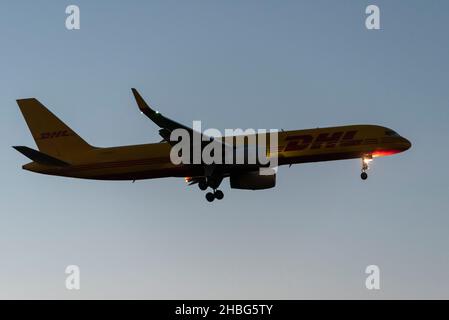 DHL Boeing 757 aereo di linea cargo G-DHKO alle finali approda per atterrare all'aeroporto di Heathrow, Regno Unito, in un cielo chiaro crepuscolo. Arrivo serale Foto Stock