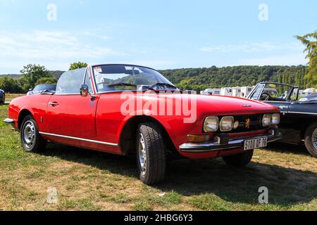 GIVERNY, FRANCIA - 31 AGOSTO 2019: Si tratta di una vettura sportiva di lusso Peugeot 504, prodotta da una famosa società francese. Foto Stock