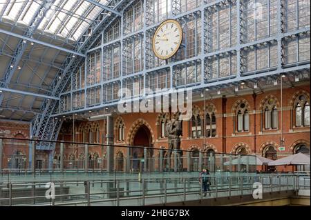 All'interno della stazione ferroviaria internazionale di St Pancras, Londra, Regno Unito Foto Stock