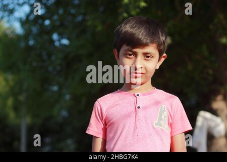 Pali Rajasthan, India - 1 novembre 2021. Primo piano di un ragazzo carino indiano che guarda la fotocamera Foto Stock