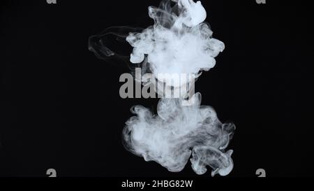 Foto di fumo bianco nuvoloso di e-sigaretta vapore Foto Stock