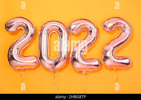 Da sopra numero palloncini felice anno nuovo oggetto rendering ballon con nastro sfondo giallo Foto Stock