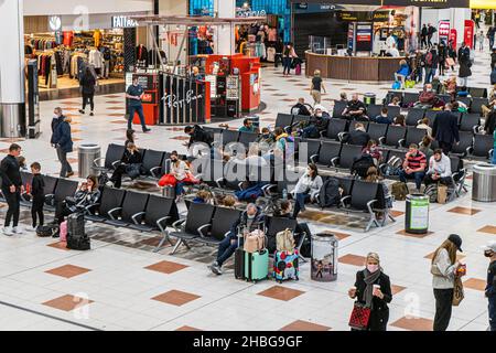 GATWICK, REGNO UNITO. 20th Dic 2021. l'aeroporto di Gatwick è occupato con i viaggiatori di natale il lunedi mattina. Ci sono timori che il governo britannico introdurrà a natale restrizioni di blocco a causa dell'ascesa esponenziale della variante omicron. Credit: amer Ghazzal/Alamy Live News Foto Stock