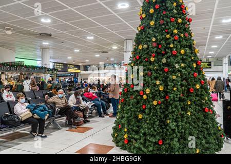 GATWICK, REGNO UNITO. 20th Dic 2021. l'aeroporto di Gatwick è occupato con i viaggiatori di natale il lunedi mattina. Ci sono timori che il governo britannico introdurrà a natale restrizioni di blocco a causa dell'ascesa esponenziale della variante omicron. Credit: amer Ghazzal/Alamy Live News Foto Stock