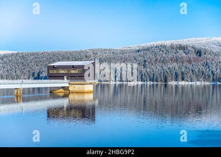 Inverno a Josefuv Dam Dam in Jizera Mountains Foto Stock