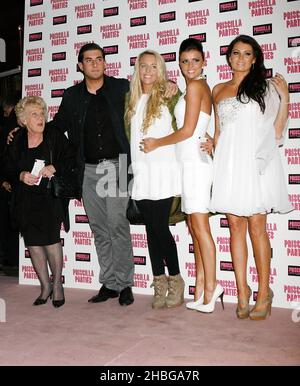 Nanny Pat, James 'Arg' Argent, Lydia Bright, Lucy Mecklenburgh e Jessica Wright del programma televisivo 'l'unico modo è Essex' partecipano alle feste Priscilla al Palace Theatre di Londra Foto Stock