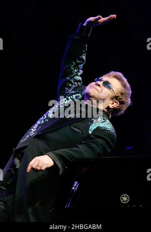 Sir Elton John suona alla Royal Opera House di Covent Garden, Londra. Foto Stock