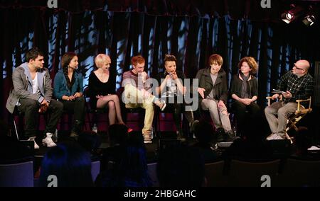 Sean Teale, Grace Violet, Dakota Blue Richards, Alexander Arnold, Layla Lewis e Will Merrick parlano durante l'evento Meet the Cast: Skins all'Apple Store di Londra. Foto Stock