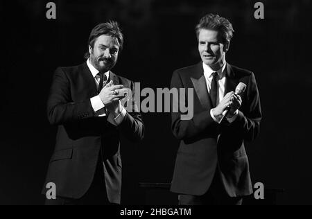 Simon le Bon e John Taylor sono sul palco durante i Brit Awards 2011 all'Arena O2 di Londra. Foto Stock