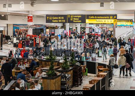 GATWICK, REGNO UNITO. 20th Dic 2021. l'aeroporto di Gatwick è occupato con i viaggiatori di natale il lunedi mattina. Ci sono timori che il governo britannico introdurrà a natale restrizioni di blocco a causa dell'ascesa esponenziale della variante omicron. Credit: amer Ghazzal/Alamy Live News Foto Stock