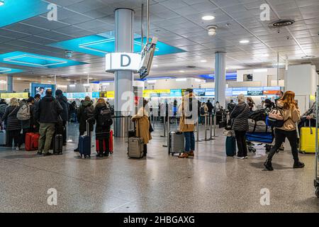 GATWICK, REGNO UNITO. 20th Dic 2021. l'aeroporto di Gatwick è occupato con i viaggiatori di natale il lunedi mattina. Ci sono timori che il governo britannico introdurrà a natale restrizioni di blocco a causa dell'ascesa esponenziale della variante omicron. Credit: amer Ghazzal/Alamy Live News Foto Stock