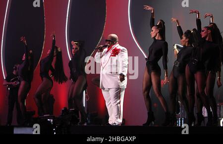 CEE lo Green si esibisce sul palco durante i 2011 Brit Awards all'O2 Arena di Londra. Foto Stock