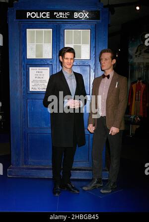 Matt Smith (a sinistra) si pone accanto al Tardis e un modello a grandezza naturale di Doctor Who, durante il lancio VIP di Doctor Who Experience all'Olympia Two a Kensington, a ovest di Londra. Foto Stock