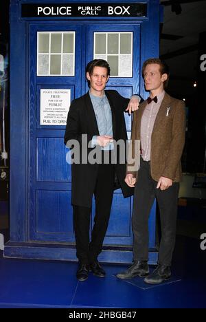 Matt Smith (a sinistra) si pone accanto al Tardis e un modello a grandezza naturale di Doctor Who, durante il lancio VIP di Doctor Who Experience all'Olympia Two a Kensington, a ovest di Londra. Foto Stock