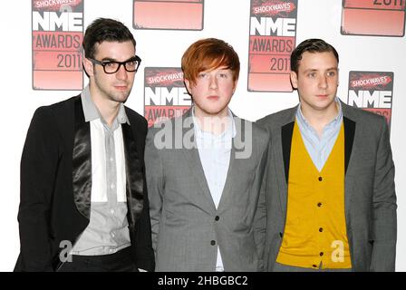 (Da sinistra a destra) Kevin Baird, Alex Trimble e Sam Halliday del Two Door Cinema Club arrivano agli Arrivi NME Awards alla Brixton Academy 02 di Londra Foto Stock