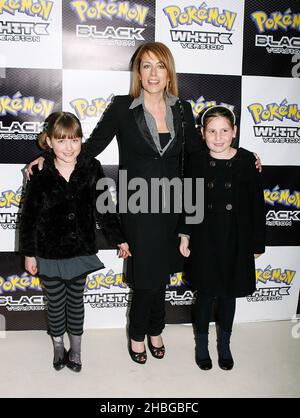 Fay Ripley con la figlia Parker e un amico che partecipano al lancio di nuovi giochi Pokemon per la console DS al No 1 Leicester Square il 3 marzo 2011 a Londra Foto Stock