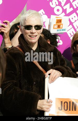 Annie Lennox al Join Me on the Bridge fotocall Millennium Bridge, Londra. Foto Stock