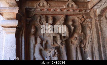 Il tempio della grotta di Varaha. Antiche statue scolpite nella roccia. Questa è una caratteristica di diverse scritture indù. sfondo rock Foto Stock