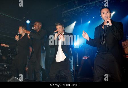 (L-R) Lee Ryan, Simon Webbe, Duncan James e Anthony Costa of Blue si esibiscono in vista della loro partecipazione al G-A-Y Heaven il 30 aprile 2011. Foto Stock