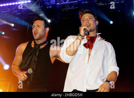 Anthony Costa e Duncan James of Blue si esibiscono in vista della loro partecipazione a Eurovisione al G-A-Y Heaven il 30 aprile 2011. Foto Stock