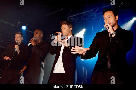 Lee Ryan, Simon Webbe, Duncan James e Anthony Costa of Blue si esibiscono in vista della loro partecipazione al G-A-Y Heaven il 30 aprile 2011. Foto Stock