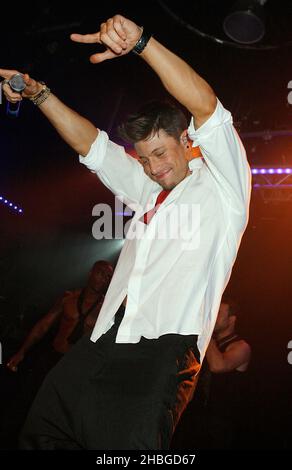 Duncan James of Blue si esibisce in vista della loro entrata in Eurovisione al G-A-Y Heaven il 30 aprile 2011. Foto Stock