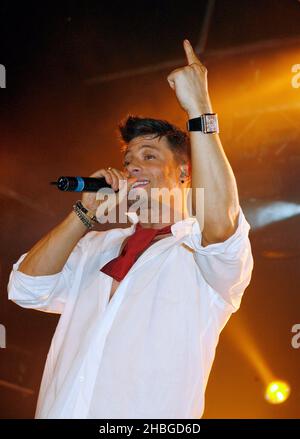 Duncan James of Blue si esibisce in vista della loro entrata in Eurovisione al G-A-Y Heaven il 30 aprile 2011. Foto Stock