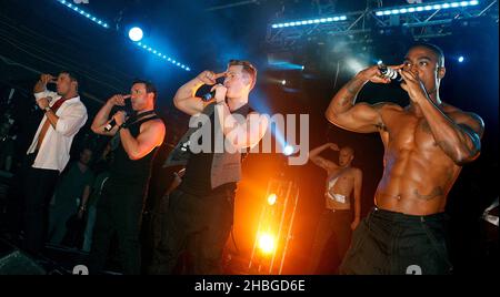 (L-R) Duncan James, Anthony Costa, Lee Ryan e Simon Webbe di Blue si esibiscono in vista della loro partecipazione a Eurovisione al G-A-Y Heaven il 30 aprile 2011. Foto Stock