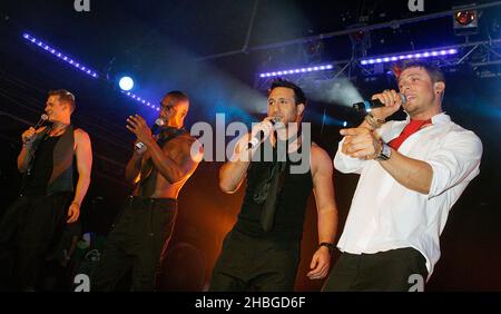 (L-R) Lee Ryan, Simon Webbe, Anthony Costa e Duncan James of Blue si esibiscono in vista della loro partecipazione al G-A-Y Heaven il 30 aprile 2011. Foto Stock